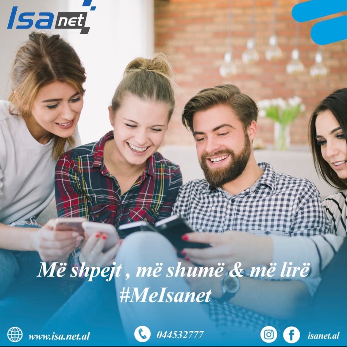 Katër të rinj me telefon. Teksti në foto: Më shpejt, më shumë dhe më lirë.